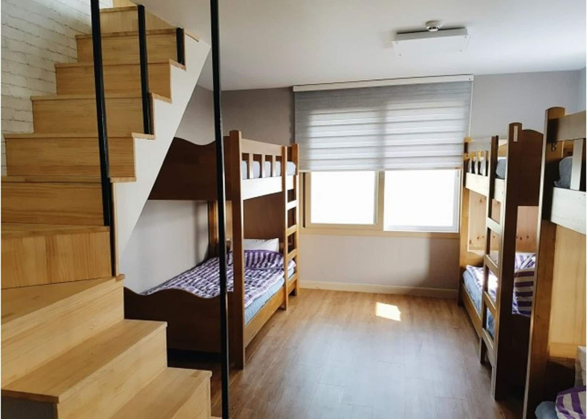 Two Wheels Guest House Seogwipo Ngoại thất bức ảnh